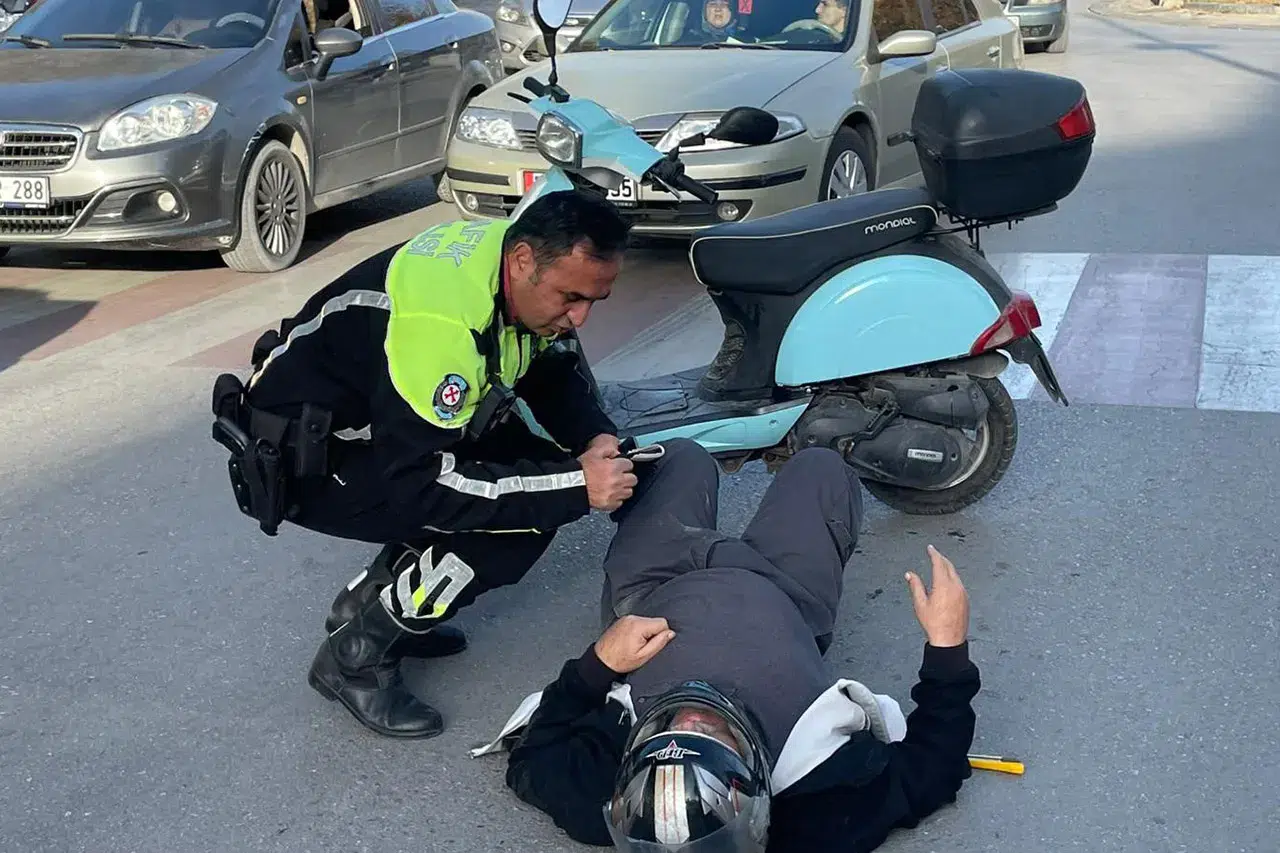 Karaman’da kaza sonrası polisten insanlık dersi!