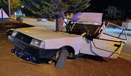 Konya'da feci kaza! TOFAŞ ağaca saplandı