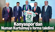 Konyaspor'da Başkan Atiker'den Kurtulmuş'a forma takdimi