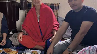 Ünlü manken Tuğba Özay memleketi Konya’da! Köy sofrasına oturdu