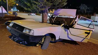 Konya'da feci kaza! TOFAŞ ağaca saplandı