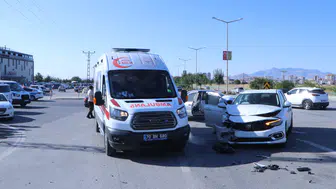 Karaman’da kavşakta kaza! Çocukların da aralarında olduğu 6 kişi yaralandı