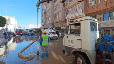 KOSKİ, İskenderun’da teyakkuz halinde! Deniz taşkınına müdahale edildi