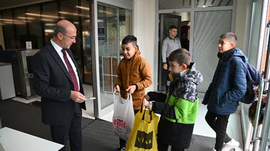 Başkan Pekyatırmacı, oraya gelen çocukları sevindirdi...