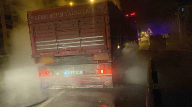 Fren balatalarından çıkan yangın tırı tehlikeye attı, trafikteki sürücüler kurtardı!