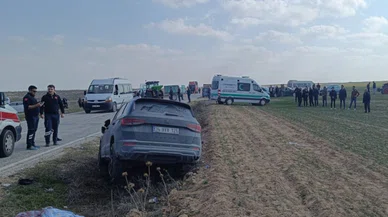 Konya'da traktör-otomobil çarpışması: 2 ölü, 3 yaralı!