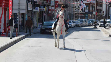 Caddede atla gezdi!.. Konya'da tüm gözler onun üstünde...