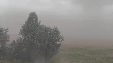 O şehirde adeta kıyamet koptu! Toz bulutu ve fırtına hayat durdurdu!