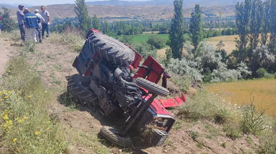 Traktör devrildi! Sürücüsü ise ucuz kurtuldu...