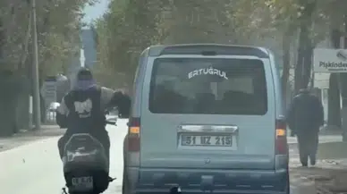 Trafikte tehlikeli anlar! Sohbet etmek için seyir halindeki araca yaslandı