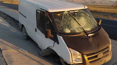 Konya'da kamyonet refüje çarptı! Yaralılar var