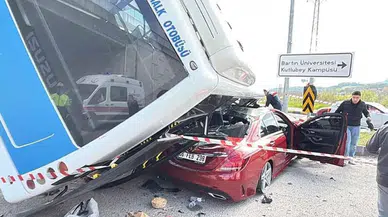 Öğrencileri taşıyan otobüs, otomobilin üzerine devrildi: 46 yaralı