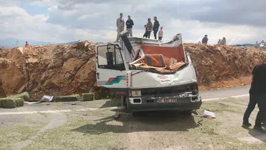 Karaman’da feci kaza! Yonca balyası yüklü kamyonet devrildi, 1 ölü
