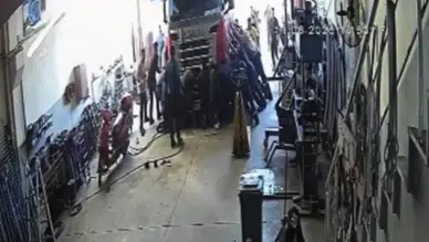 Lift hidroliği boşaldı, baba ve oğul tır kabini altında kaldı