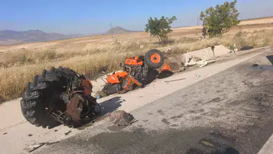 Karaman-Konya yolunda traktör ikiye bölündü! 1'i ağır 2 yaralı