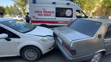 Yaralılar var! Karaman’da otomobil park halindeki araçlara çarptı