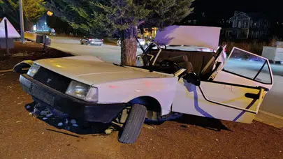 Konya'da feci kaza! TOFAŞ ağaca saplandı