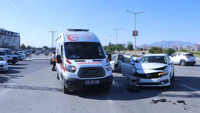 Karaman’da kavşakta kaza! Çocukların da aralarında olduğu 6 kişi yaralandı