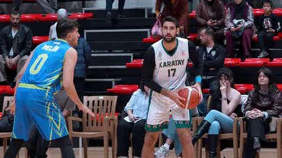 Karatay Basketbol 4'te 4 için parkede