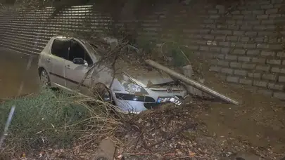 İstanbul’da sağanak yağış felaketi! Vatandaşlar mahsur kaldı