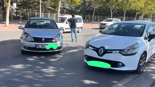 Konya'da İstanbul Caddesi’nde kaza! 3 araç birbirine girdi