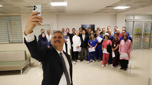 Konya’da İl Sağlık Müdürü yılda yüzlerce hayat kurtaran ekiple selfi yaptı