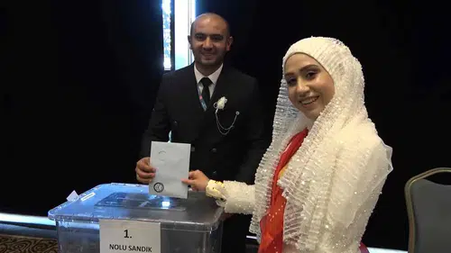Konya'da gelin ve damat, MHP'nin kongresine katıldı