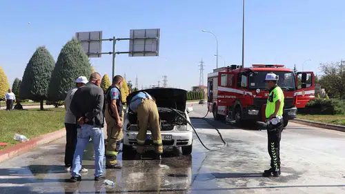 Karaman’da içinde 5 kişinin bulunduğu otomobil alev aldı
