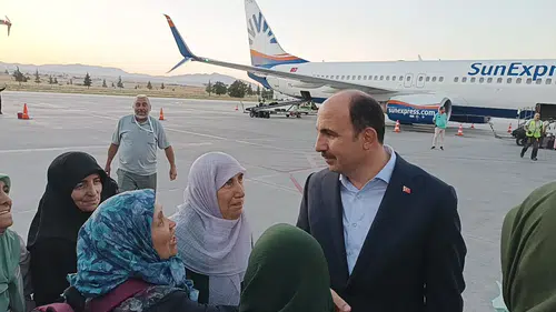 Vefa Umresi kafilesi Konya’ya ulaştı! İlk karşılama Başkan Altay’dan
