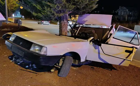 Konya'da feci kaza! TOFAŞ ağaca saplandı