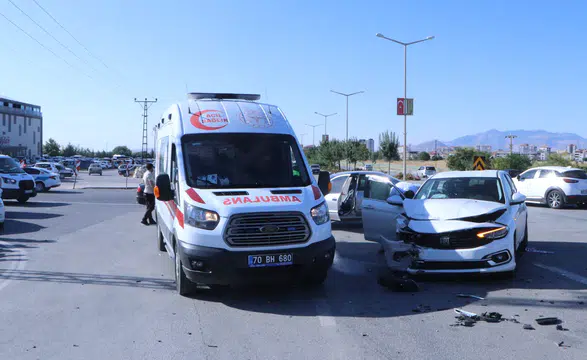 Karaman’da kavşakta kaza! Çocukların da aralarında olduğu 6 kişi yaralandı