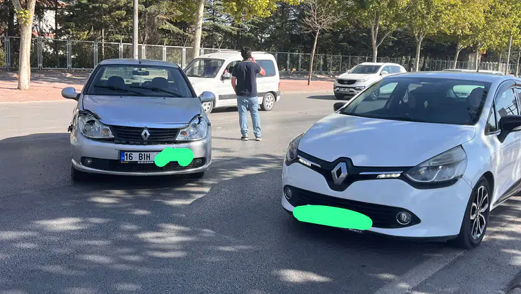Konya'da İstanbul Caddesi’nde kaza! 3 araç birbirine girdi