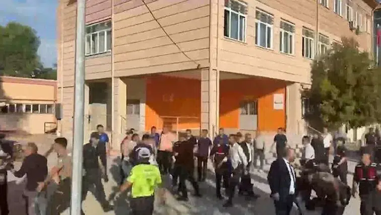 Son dakika! Okula silahlı saldırı düzenlendi