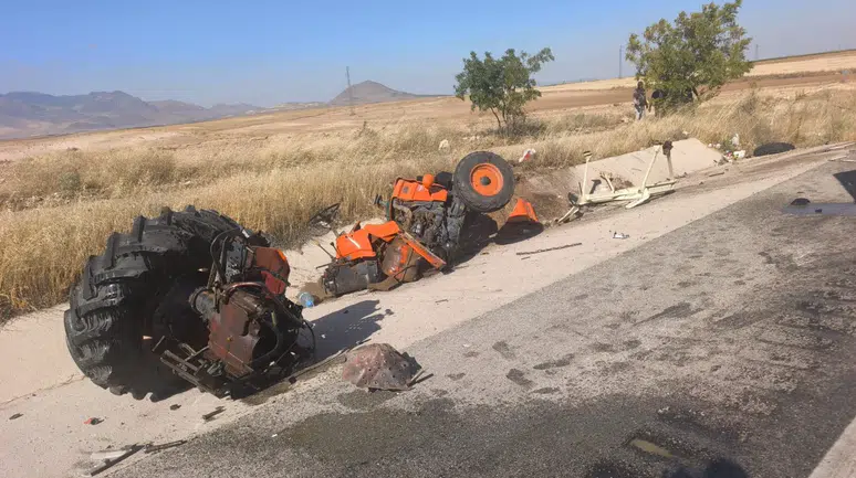 Karaman-Konya yolunda traktör ikiye bölündü! 1'i ağır 2 yaralı