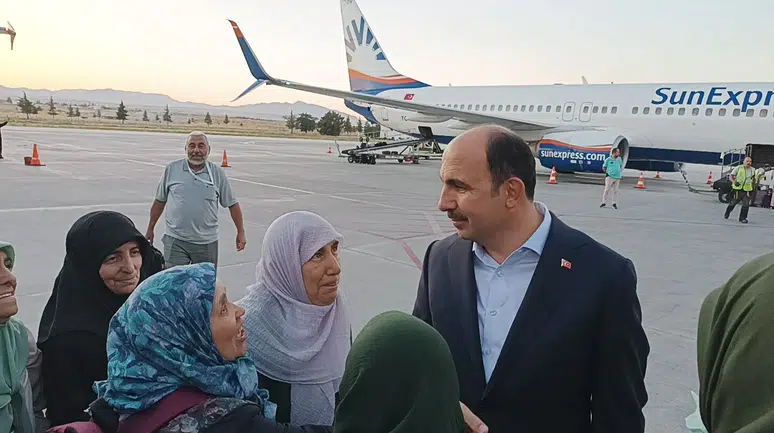 Vefa Umresi kafilesi Konya’ya ulaştı! İlk karşılama Başkan Altay’dan