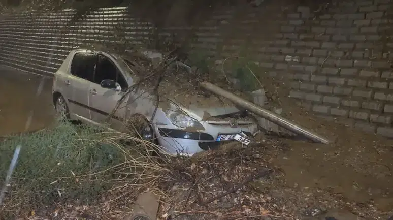 İstanbul’da sağanak yağış felaketi! Vatandaşlar mahsur kaldı