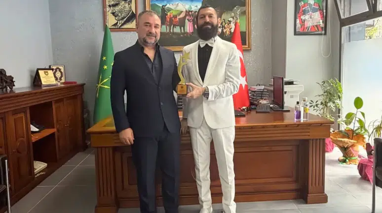 Barış aktivisti Akif Manaf’a Demokrasi ve Barış Ödülü verildi