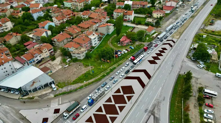 Konya yolunda bayram trafiği kilitlendi: Kilometrelerce araç kuyruğu oluştu
