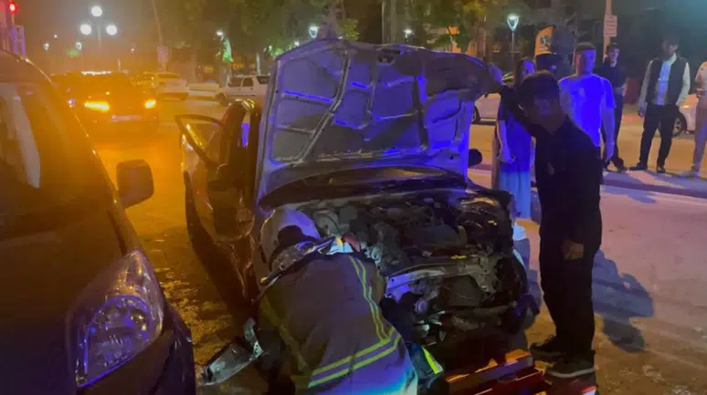Karaman'da kontrolden çıkan pikap park halindeki 3 araca çarptı