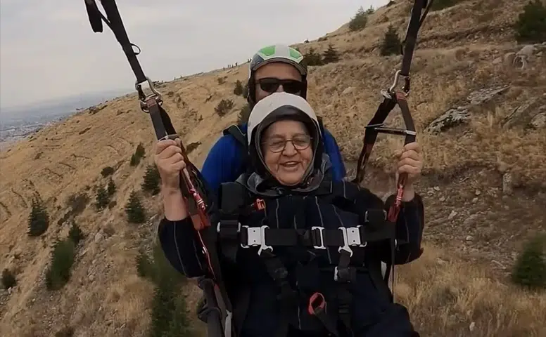 Naciye Teyze, Konya’da paraşütle uçtu! Başkan Altay’dan ricada bulundu! Naciye Teyze ne istedi?