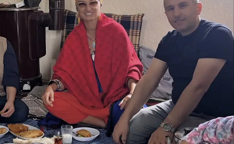 Ünlü manken Tuğba Özay memleketi Konya’da! Köy sofrasına oturdu