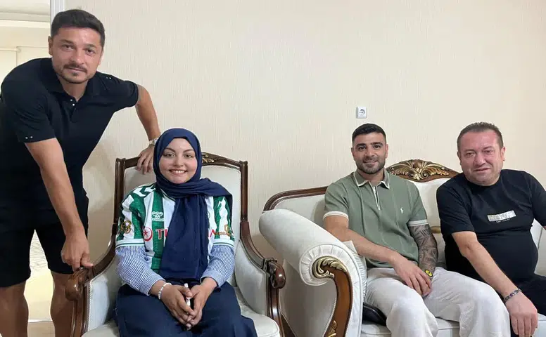 Konyaspor'dan omurilik kanseri tedavisi gören taraftar Sude'ye ziyaret