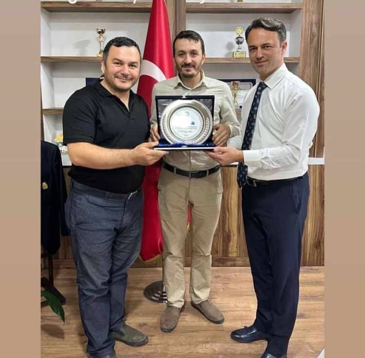 Tunçdemir’den Akdişe kardeşlere plaket 1
