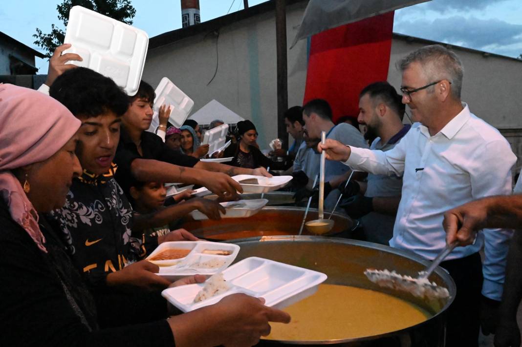 Ustaoğlu, yemek dağıttı 1