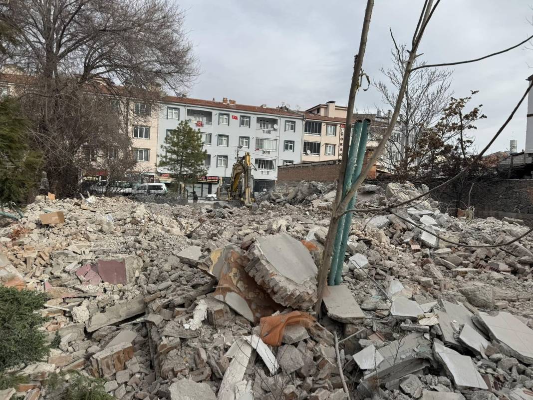 Konya’da ömrünü tamamlayan bina yıkılıyor! 1