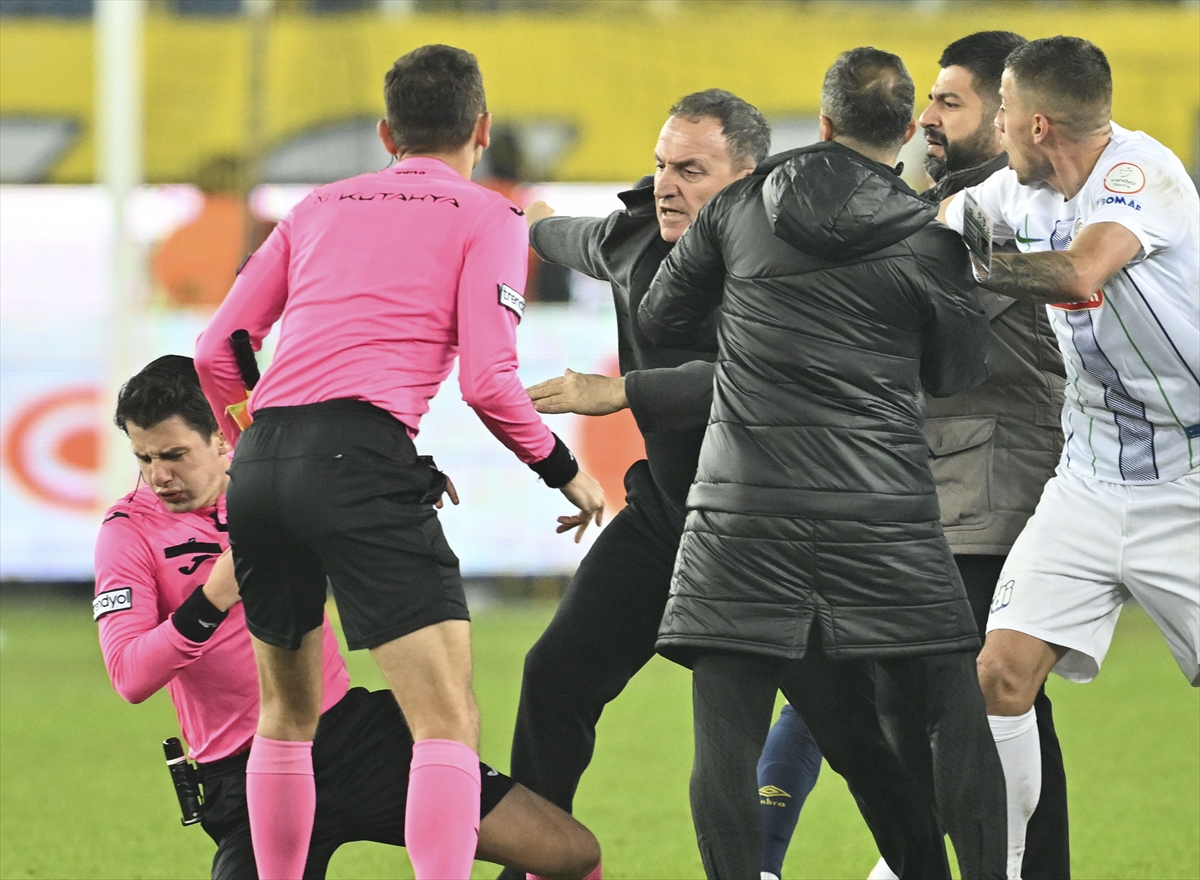 aa-20231211-33160433-33160428-mke-ankaragucu-kulubu-baskani-faruk-koca-hakeme-yumruk-atti.jpg