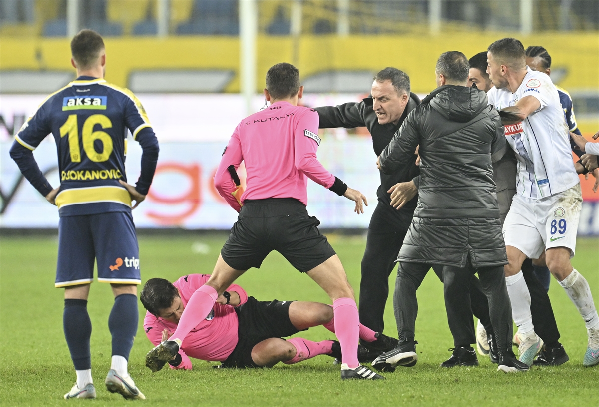 aa-20231211-33160433-33160430-mke-ankaragucu-kulubu-baskani-faruk-koca-hakeme-yumruk-atti.jpg
