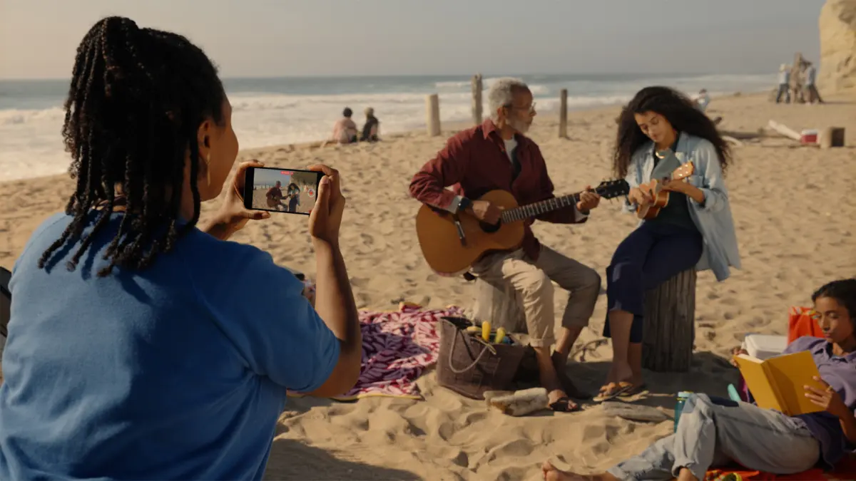 apple-iphone-15-pro-spatial-video-capture-lifestyle-big-jpg-large-2x-mertsahin-demircioglu-apple.webp