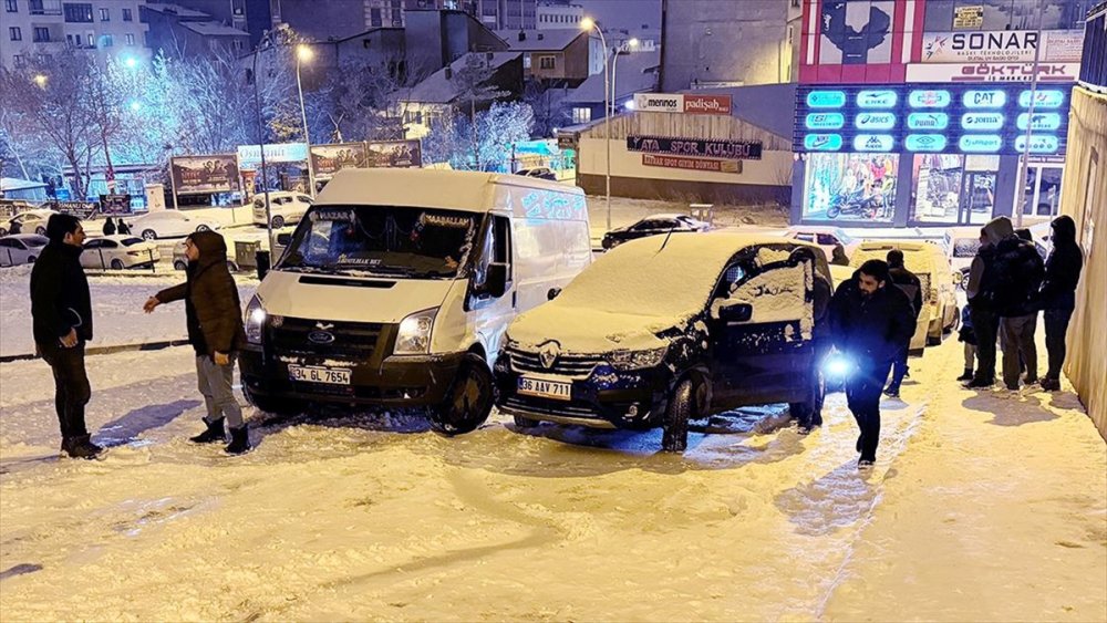 Feci kaza! 8 tane araç birbirine girdi...