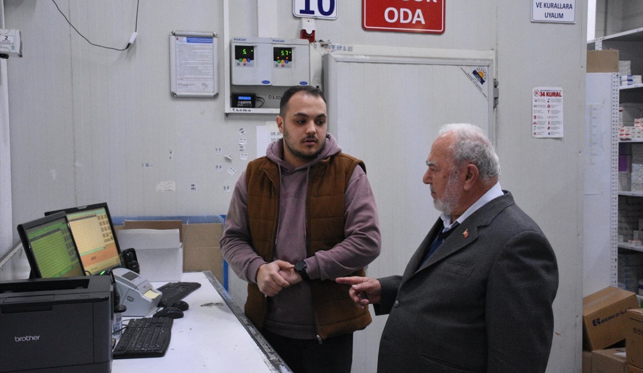 aa-20240101-33327714-33327713-eczaci-kalfasi-olarak-basladigi-is-hayatinda-66-yili-geride-birakti.jpg
